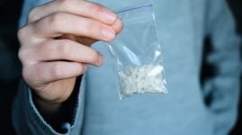 Policajti našli celkom 15 vrecúšok s drogou (ilustračné foto). 